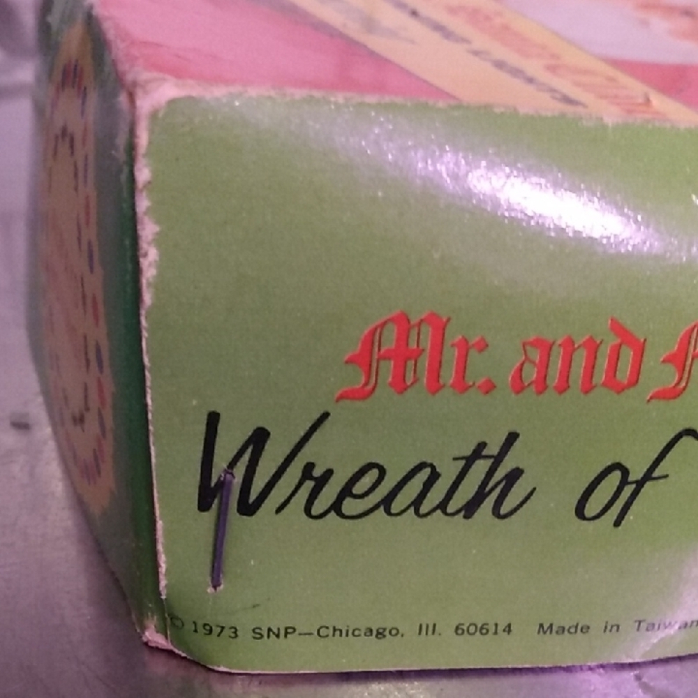 Christmas Plug In Spinning Lights Wreath - Picture 5 of 6